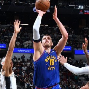 约基奇23+8斯特劳瑟25分 掘金力克马刺豪取12连胜